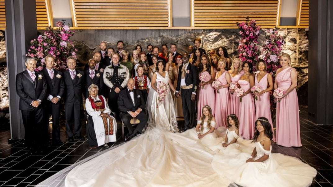 На сторінці Королівського палацу опублікували єдине фото з весілля. Права на висвітлення весілля надали лише сервісу Netflix та журналу Hello