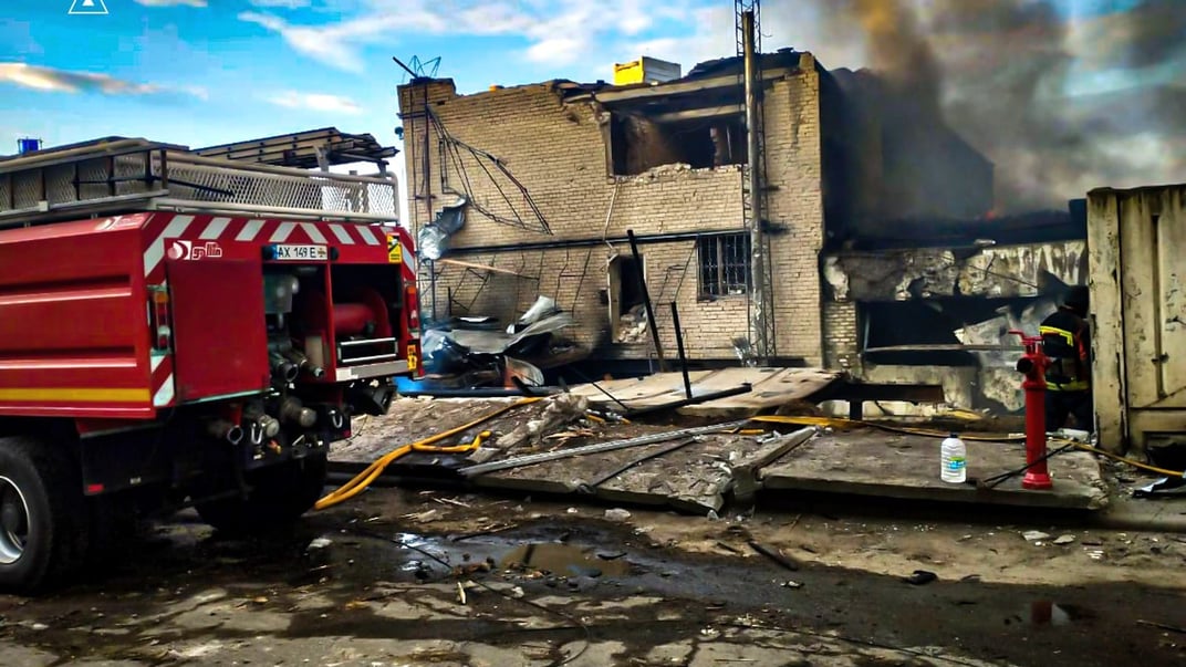 Рятувальники гасять пожежу після нічної атаки російських БпЛА на Ізюмський район Харківщини, 4 травня 2025 року