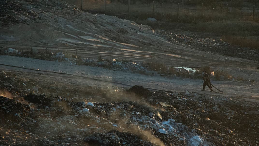 Рятувальники гасять пожежу на сміттєзвалищі неподалік Сєвєродонецька, Луганська область, 10 липня 2020 року