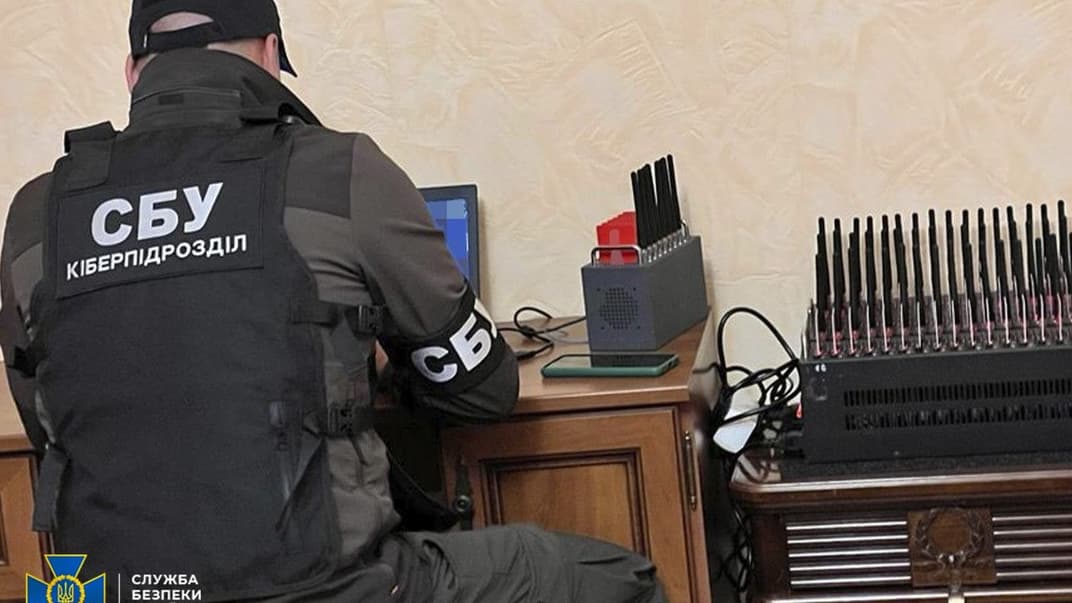 Представник СБУ на місці роботи ботоферми