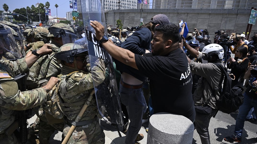 Офіцери Імміграційної служби та нацгвардійці протистоять протестувальникам у Лос-Анджелесі, 8 червня 2025 року