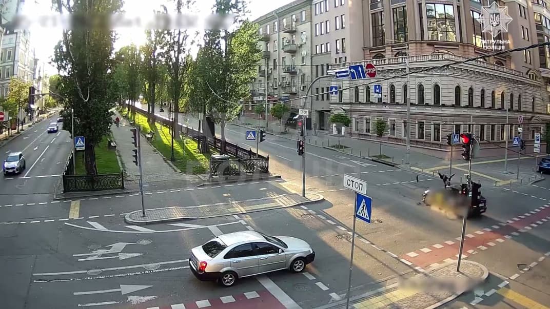 Столкновение электросамоката с автомобилем в Киеве