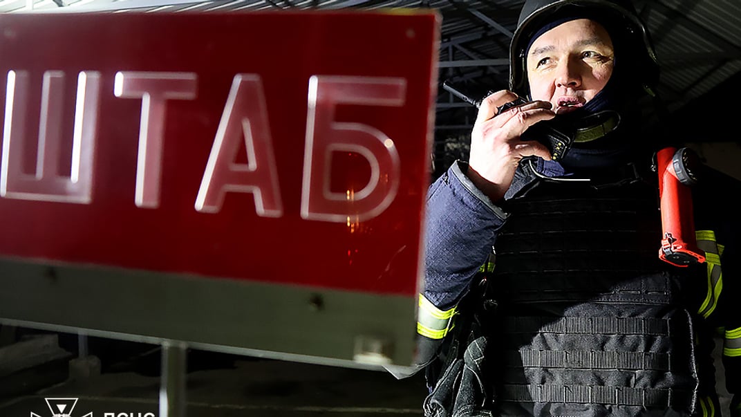 Спасатели работают на месте российской атаки по Николаеву, 16 февраля 2025 года