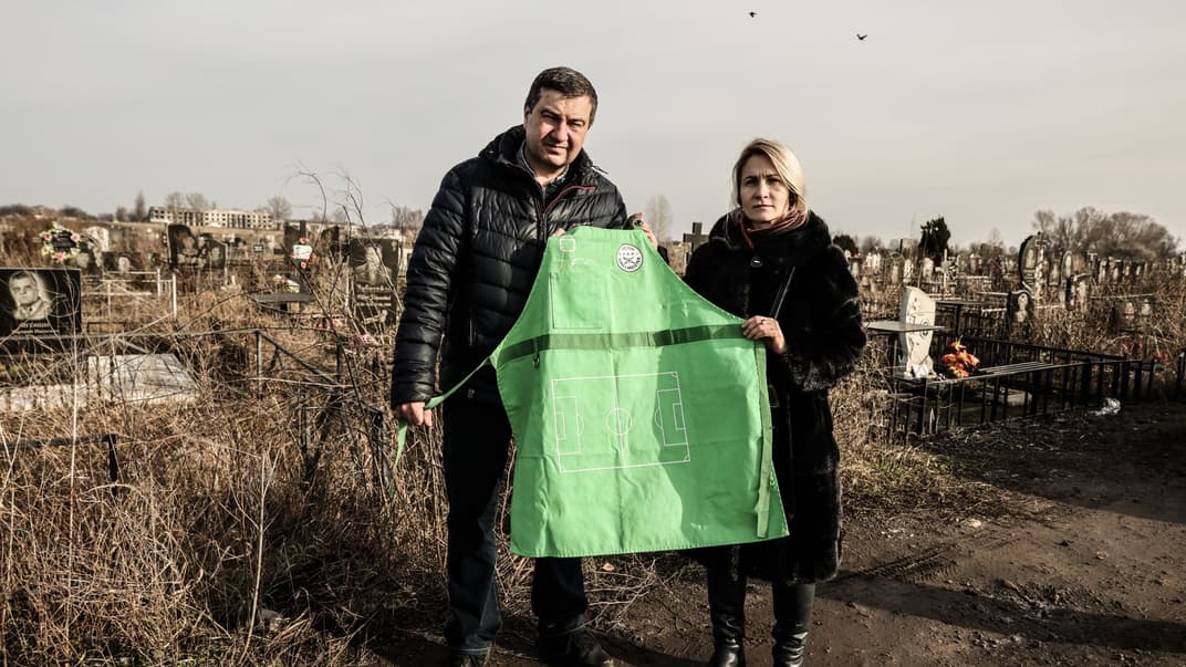 Зеленый фартук в память о сыне: в Днепре похоронили 17-летнего парня, погибшего от российского удара