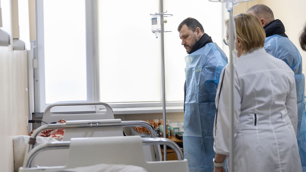 Міністр внутрішніх справ Ігор Клименко відвідує поранених унаслідок російського удару по Одесі 15 березня