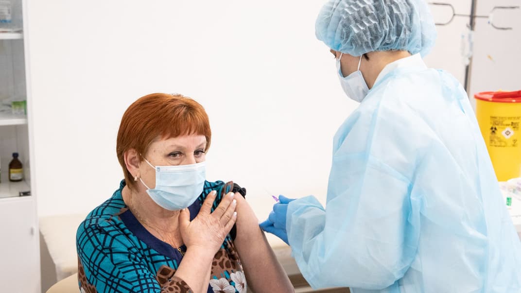 Вакцинация врачей препаратом Covishield от AstraZeneca