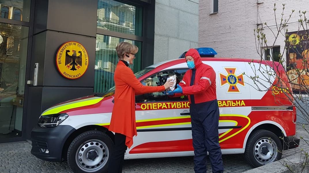 Посолка Німеччини в Україні Анка Фельдгузен сьогодні, 3 квітня, передала оперативним підрозділам Державної служби України з надзвичайних ситуацій (ДСНС) вантаж із захисним оснащенням для боротьби з Covid-19