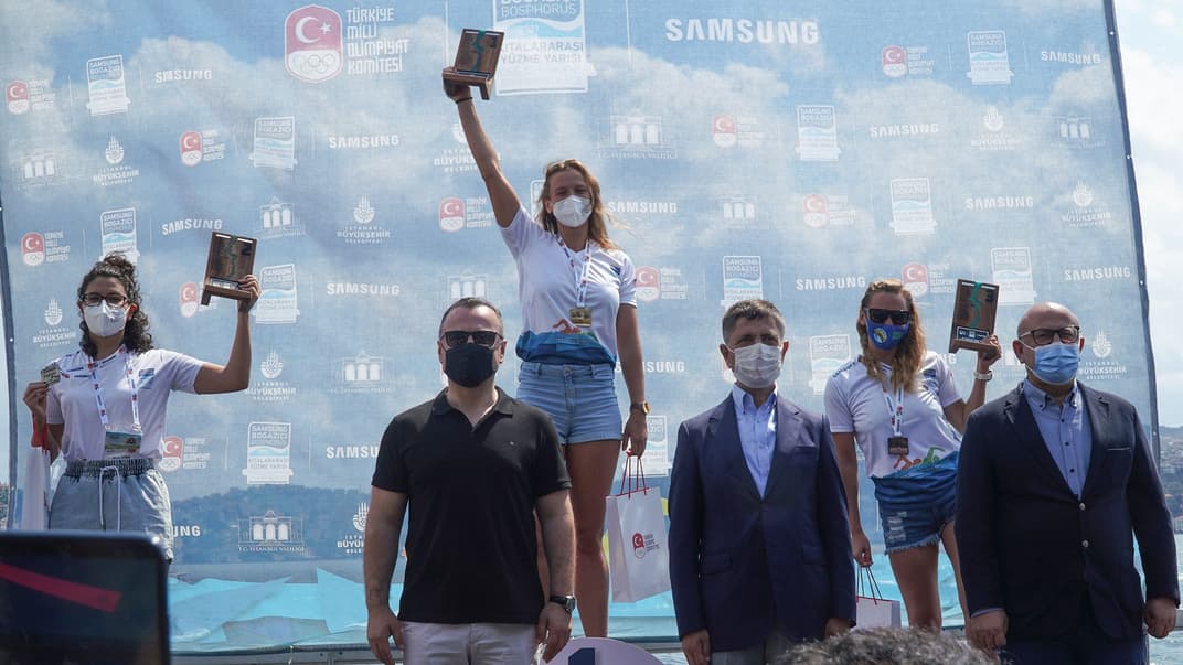 Нагородження найкращих плавчинь запливу через протоку Босфор, українка Ганна Пасічник — праворуч