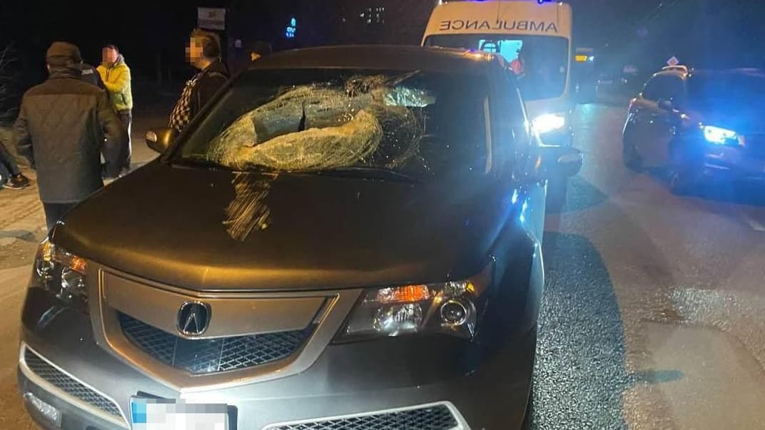 Автомобиль, в который попала крышка люка