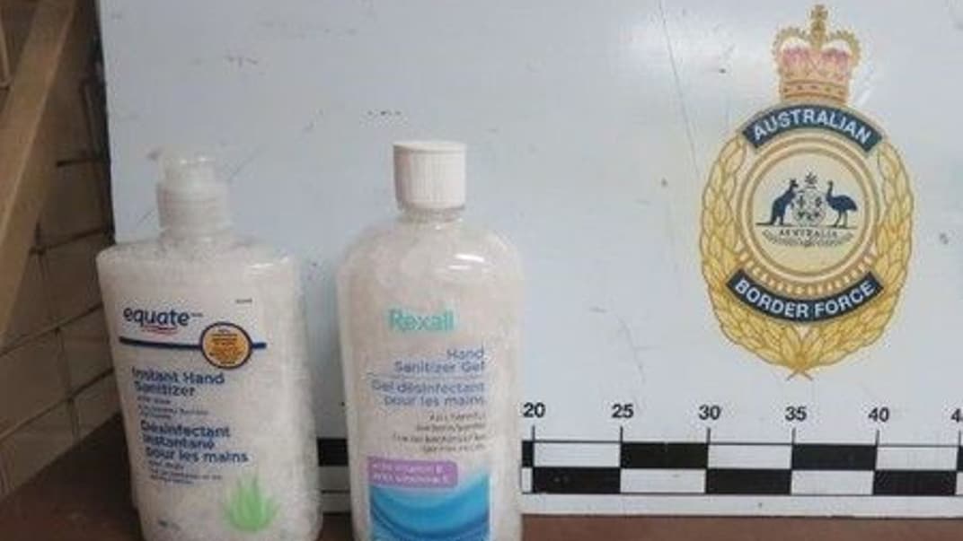У цих двох дезінфекторах для рук сховали десь 800 грам метамфетаміну