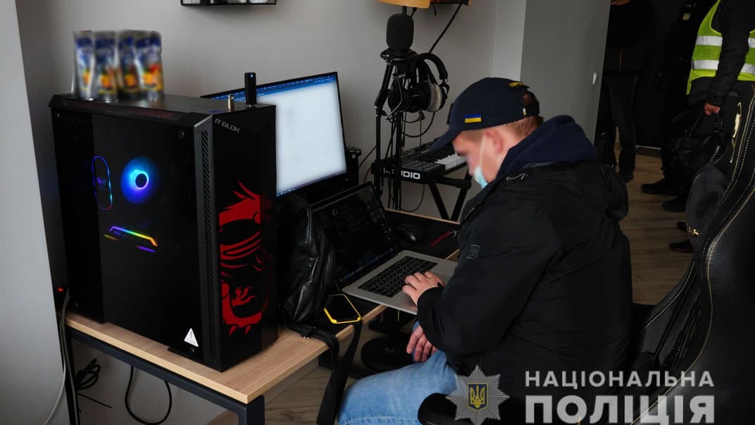 Обшуки в помешканні 25-річного хакера, причетного до кібератак на міжнародні компанії та викрадення понад 150 мільйонів доларів