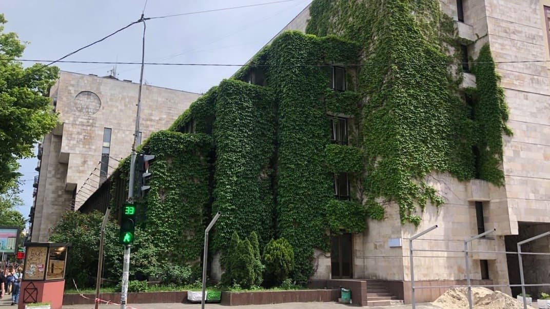 Фасад здания «Цветы Украины», июнь 2021 года