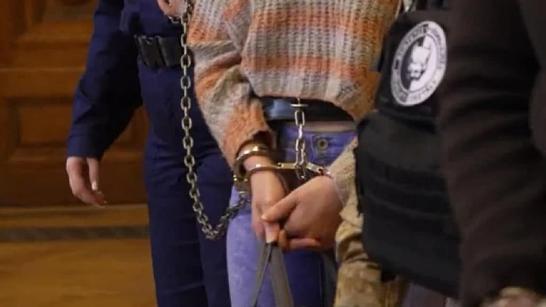 Закованная в кандалы итальянка Иллария Салис в суде Будапешта