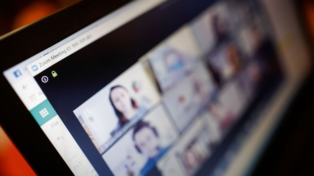 На фоне карантина из-за пандемии во всем мире возросла популярность сервиса связи Zoom, но он не защищает личные данные пользователей и уязвим для хакеров