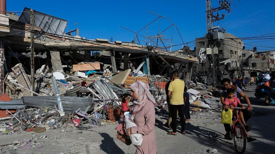 Палестинці йдуть повз зруйновану будівлю після ізраїльського удару в Рафаху, Сектор Гази, 31 жовтня 2023 рік