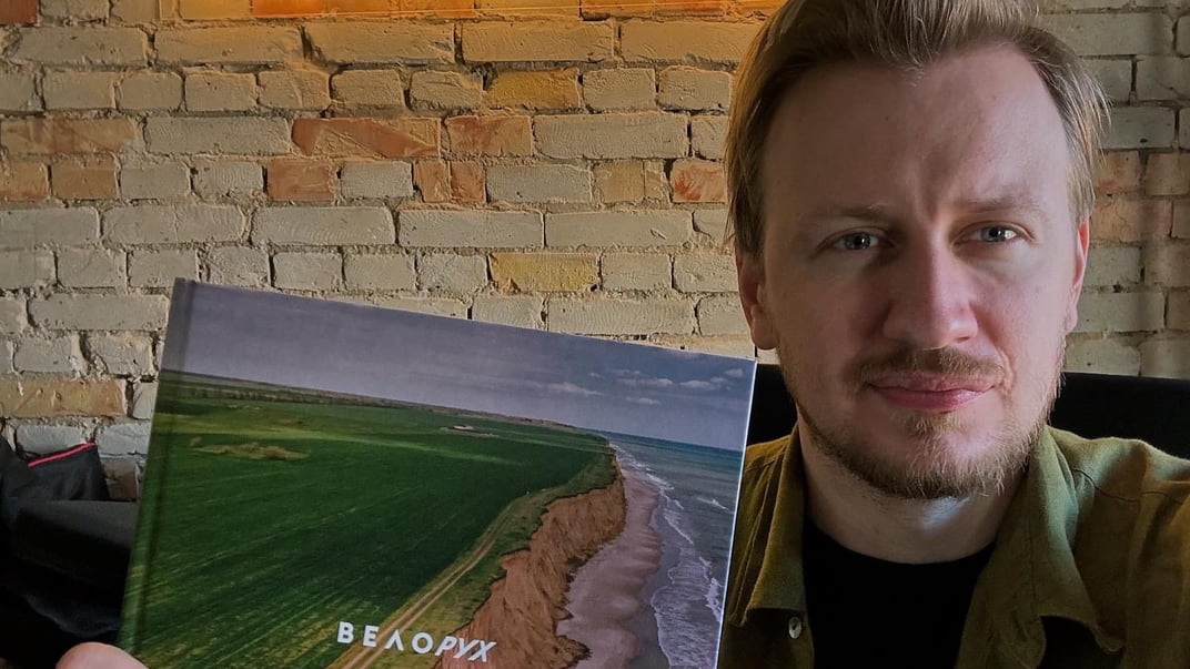 Засновник медіапроєкту Ukraїner Богдан Логвиненко тримає в руках книгу «Велорух»