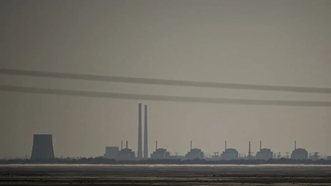 Вид на Запорожскую АЭС из Никополя, что в 7 километрах от станции в Днепропетровской области