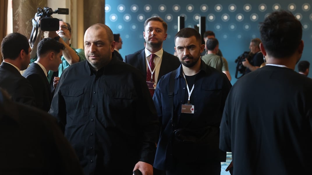Міністр оборони України Рустем Умєров (ліворуч) йде після виступу перед ЗМІ після другого раунду українсько-російських мирних переговорів у Стамбулі, 2 червня 2025 року