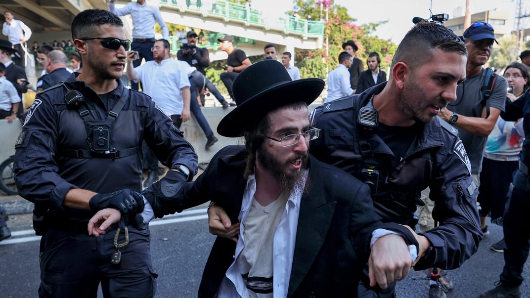 Поліція затримує ультраортодоксального єврея під час протесту  в центрі міста Бней-Брак, 27 червня 2024 року