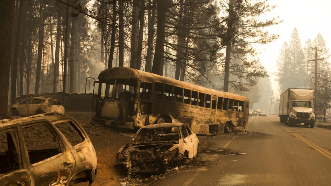 Покинуті та зруйновані від пожежі автомобілі в окрузі Б'ютт штату Каліфорнія, США, 9 листопада 2018 рік