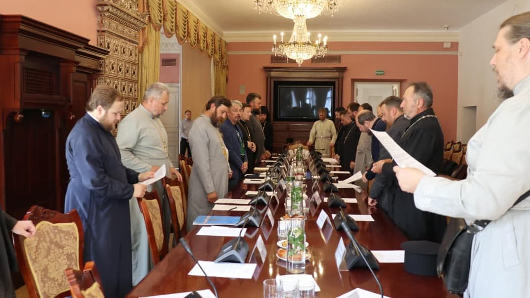 Духовенство Православной церкви Украины и Украинской православной церкви провели встречу на территории Софии Киевской, 5 июля 2022 года