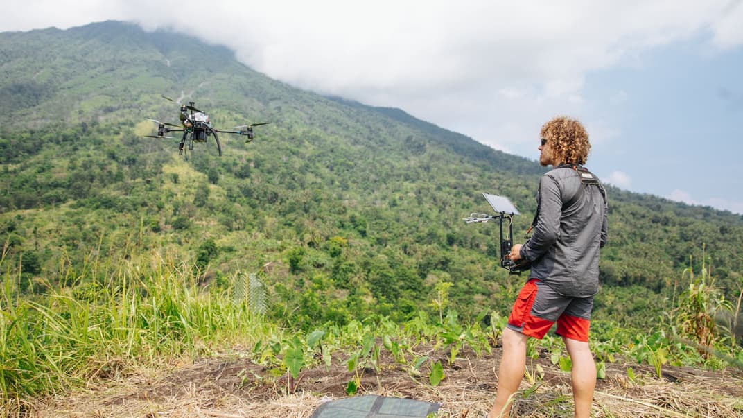 Дослідник запускає безпілотник для вивчення вулкана Манама