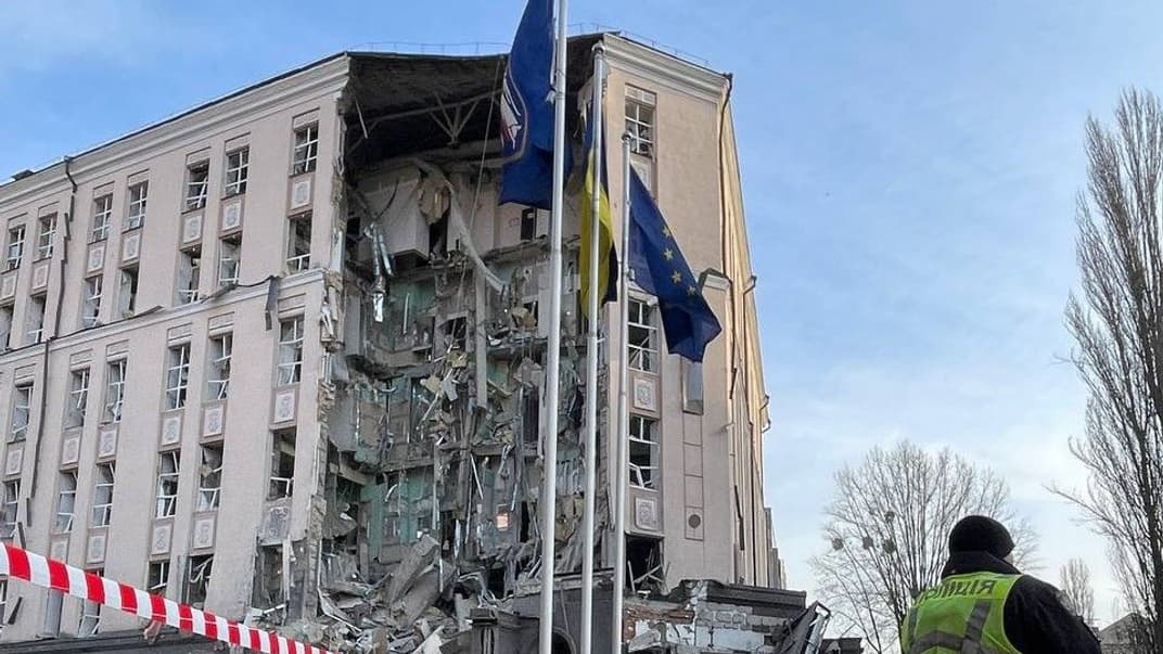 Последствия удара по гостинице возле «Дворца Украина», Киев, 31 декабря 2022 года