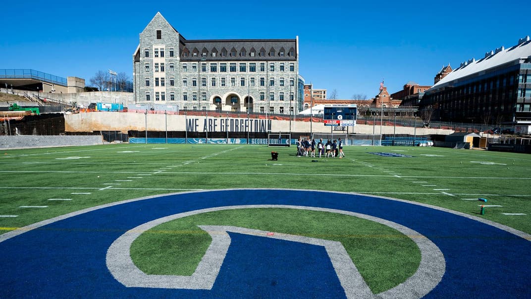 Спортивний комплекс Джорджтаунського університету у Вашингтоні, США, 12 березня 2019 року. Джорджтаунський уныверситет потрапив у список американських вишів, яких федеральні прокурори США звинуватили у махінаціях під час вступу абітурієнтів. Заможні батьки підкуповували університетських тренерів та працівників тестувальних центрів, щоб забезпечити своїм дітям місце в престижних університетах. Зокрема, отримавши хабара, тренери видавали абітурієнтів за перспективних спортсменів