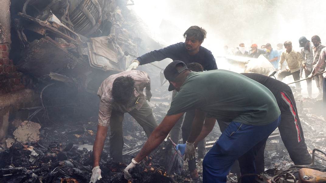 Рятувальники працюють на місці падіння літака Air India в житловому районі поблизу аеропорту Ахмедабада 12 червня 2025 рок