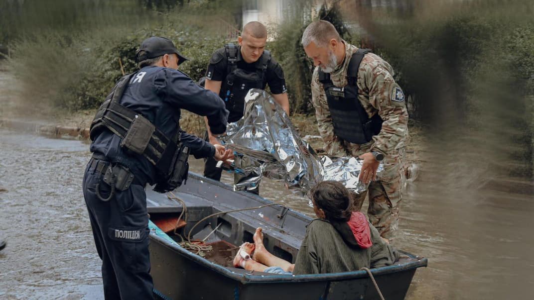 Полицейские помогают пострадавшим от обстрела в Херсонской области, 11 июня 2023 года