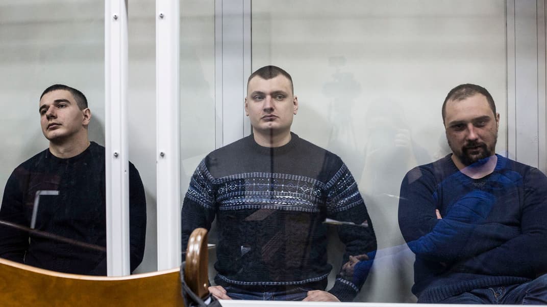 Зліва направо: обвинувачені, колишні «беркутівці»: Сергій Зінченко, Павло Аброськін та Сергій Тамтура на лаві підсудних Святошинського райсуду Києва, 14 листопада 2017 року