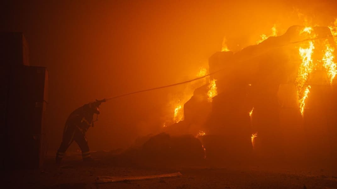 Спасатель работает на месте пожара, возникшего после атаки россиян в ночь на 28 мая. Иллюстративное фото