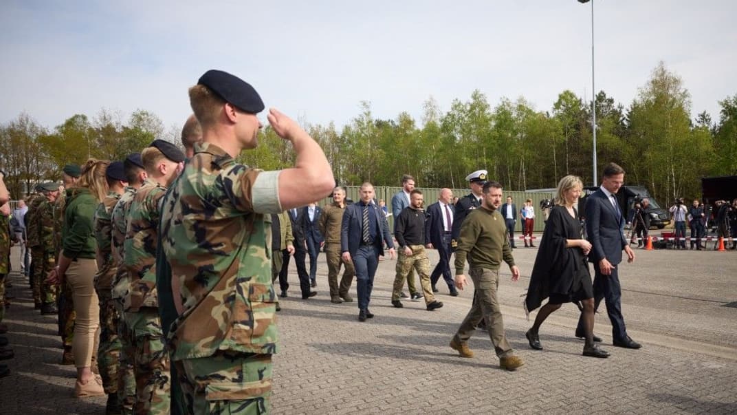 Владимир Зеленский, Кайса Оллонгрен и Марк Рютте посетили базу Королевских военно-воздушных сил Нидерландов, 4 мая 2023 года