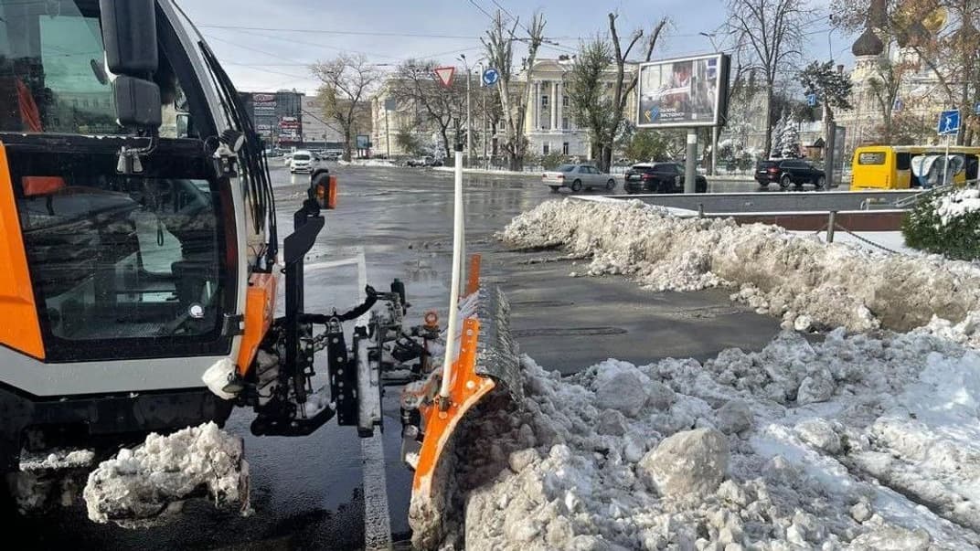 Снігоприбиральна техніка працює в центрі Одеси 27 листопада 2023 року
