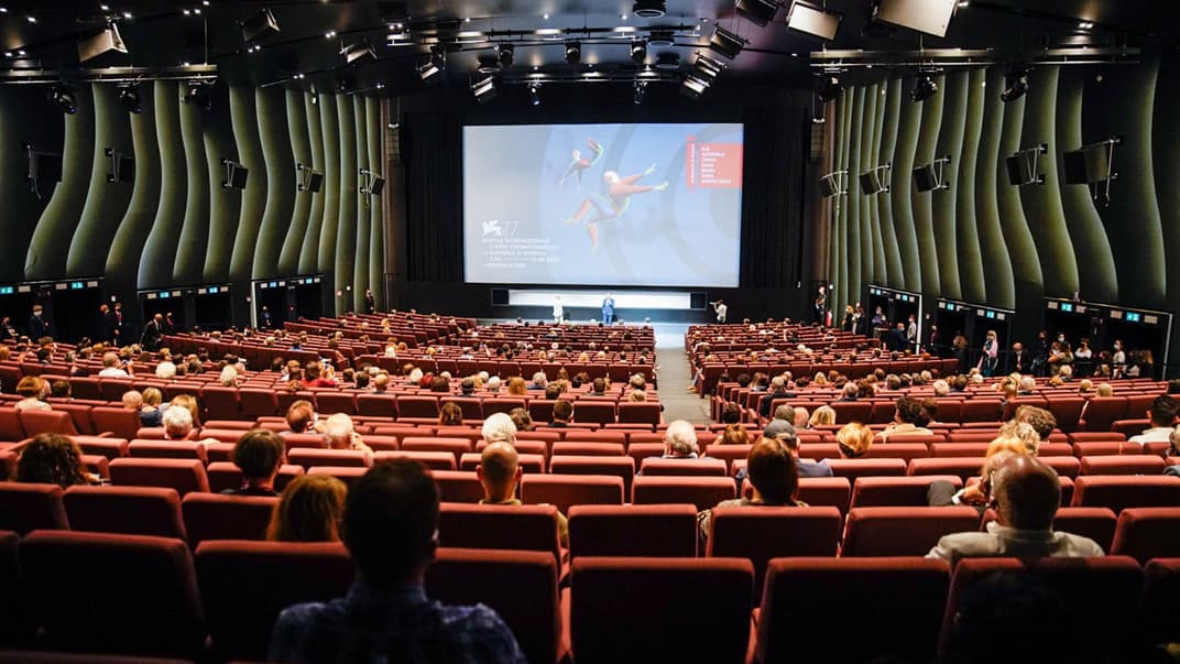 Зрители на показе документального фильма «Молекула», снятого в Венеции во время карантина, во время премьеры фильма на 77-м ежегодном Международном кинофестивале в Венеции, 1 сентябрь 2020 года