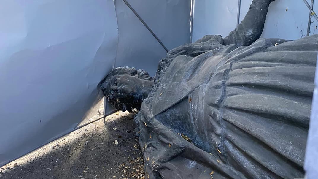 Поврежденный короб, под которым хранится демонтированный памятник Екатерине II