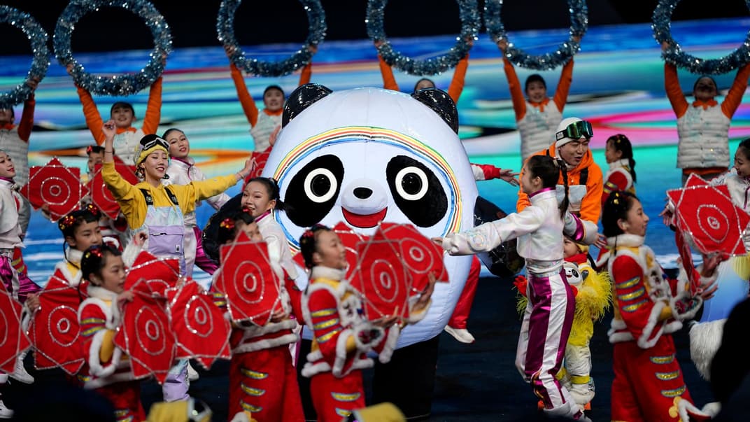 Дети рядом с символом Олимпиады-2022 на церемонии открытия в Пекине, 4 февраля 2022 года
