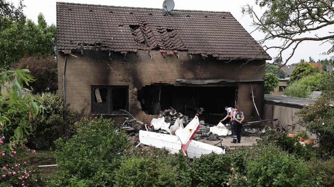 У Німеччині літак упав на житловий будинок