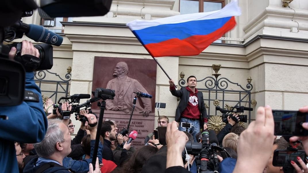 Кандидат Илья Яшин возле мэрии