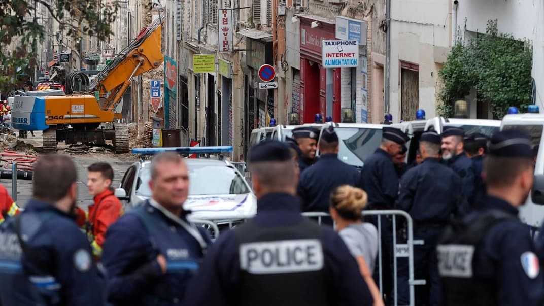 Французькі поліцейські перекрили входи на вулицю, де обвалилися два страрі житлові будинки у Марселі, Франція, 7 листопада 2018 року