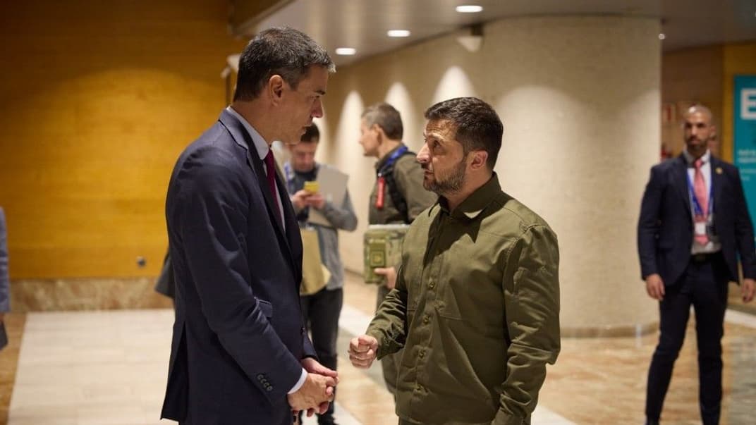 Президент Володимир Зеленський з виконувачем обов’язків голови уряду Іспанії Педро Санчесом у Гранаді, 5 жовтня 2023 року