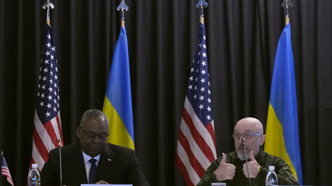 Міністр оборони США Ллойд Остін (ліворуч) і міністр оборони України Олексій Резніков беруть участь у відкритті зустрічі групи «Рамштайн», Німеччина, 21 квітня 2023 року