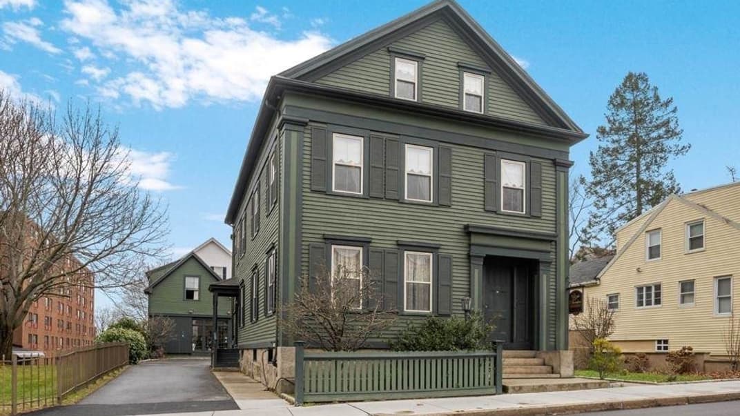 Будинок-музей імені Лізі Борден, який також функціонує як мініготель. Там майже 130 років тому сталося подвійне вбивство, яке досі не розгадали