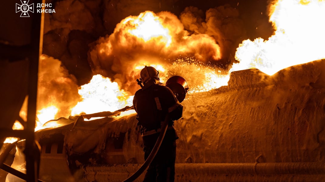 Спасатели тушат пожар в Киеве после российских атак, 24 января 2026 года