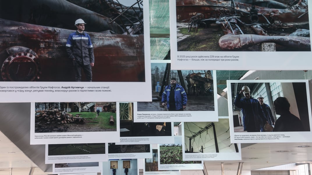 Фотовыставка о работе работников «Группы Нафтогаз» на Центральном железнодорожном вокзале Киева