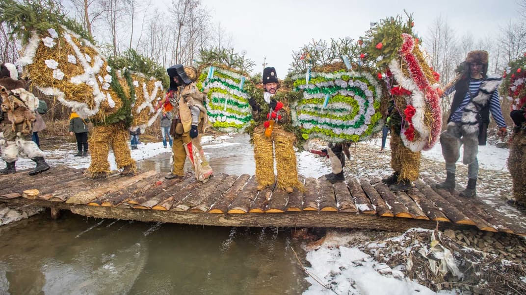 Группа Цыган и Медведей из угла Тражаны в Красноильске переходит реку на пути к центру поселка, 14 января 2021 года