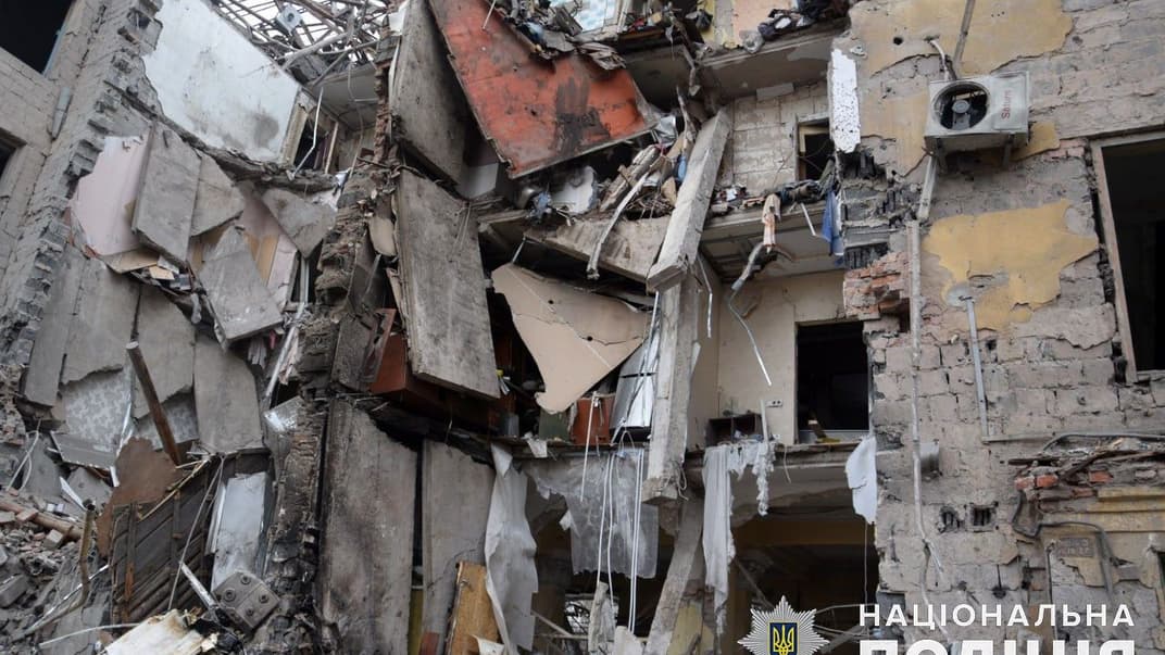 Зруйнований унаслідок російського удару будинок у Краматорську, під завалами якого шукали людину, 2 лютого 2023 року