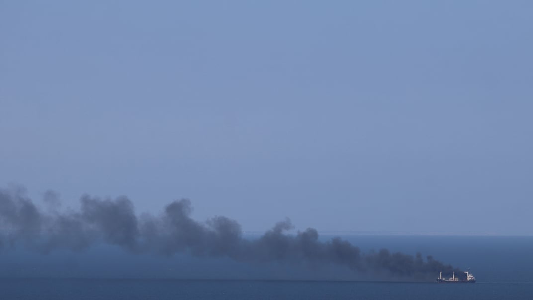 Ілюстративне фото. Вантажний корабель у Чорному морі горить після влучання російського дрона, 19 липня 2026 року