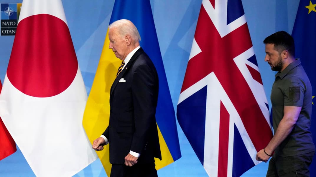 Президент США Джо Байден и президент Украины Владимир Зеленский во время предыдущего саммита НАТО в Вильнюсе, Литва, 12 июля 2023 года