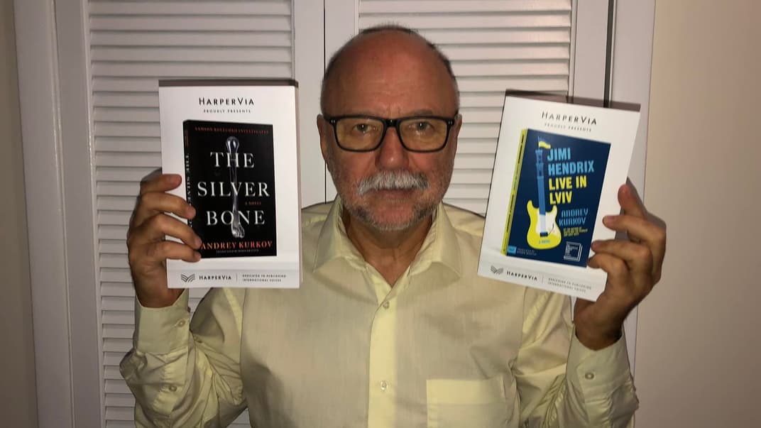 Письменник Андрій Курков тримає у руках два своє романи — «Самсон і Надія» (англійською The Silver Bone) і «Львівська гастроль Джимі Хендрікса» (Jimi Hendrix Live in Lviv), грудень 2023 року